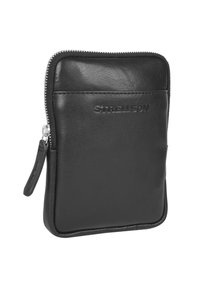 Pochette nera in pelle con una superficie liscia, chiusura con zip e logo in rilievo. Presenta un'etichetta laterale per facilitare la maneggevolezza. Design compatto.