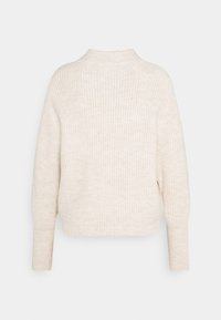 Beżowy sweter dzianinowy o ryflowanej fakturze, z wysokim kołnierzem i lekko skróconymi rękawami, zaprojektowany w luźnym kroju.