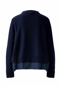 Navy Pullover mit Rundhalsausschnitt und gerippten Bündchen, mit einem Denim-Einsatz am Saum. Weicher Stoff, lässiger Stil.