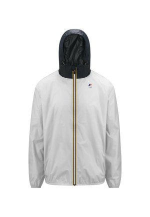 Giacca impermeabile bianca con cappuccio nero, dotata di una cerniera frontale con accenti gialli e blu e di un logo sul petto.