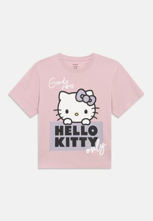 Roze T-shirt met het gezicht van Hello Kitty die een strik draagt, bovenaan de tekst "Good vibes" en onderaan "HELLO KITTY only" in zwarte en witte letters.
