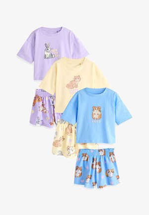 Tri seta dječjih majica kratkih rukava i kratkih hlača s životinjskim uzorcima: zec na ljubičastoj, mačka na krem, i hrčak na plavoj.
