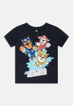 T-shirt in cotone nero con cani dei cartoni animati in colorati costumi da bagno che schizzano nell'acqua, con il testo "Aqua Pup Heroes" in basso.