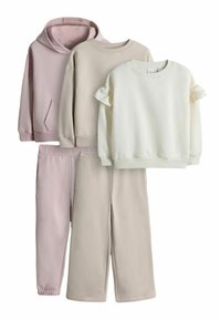 Keturi namų drabužių komplektai: rožinė gobtuvinė palaidinė, smėlio spalvos palaidinė ir balti marškiniai su volanėlėmis, derinami su atitinkamomis kelnėmis.