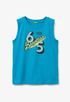 Turkusowa koszulka na ramiączkach z napisem "6 5 Benetton since UCB" i graficznym wzorem z przodu, okrągły dekolt, markowa metka wewnątrz kołnierza.