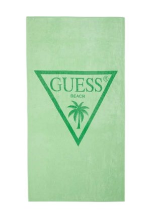 Asciugamano da spiaggia verde chiaro con un logo triangolare verde scuro che presenta la parola "GUESS", la parola "BEACH" e una palma all'interno.