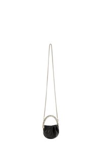 Svart läderhandväska med rynkat mönster, cirkelformad handtag med juveldetaljer och silverkedjesnodd, med en kompakt form.