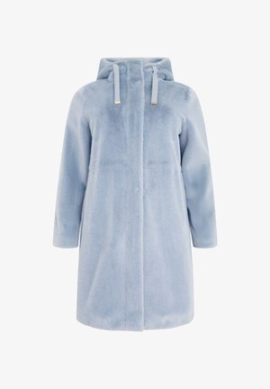 Nepbont jas in lichtblauw met een capuchon, lange mouwen en een sluiting aan de voorkant, voorzien van twee trekkoorden en een zachte textuur.