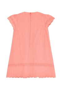 Abito rosa a maniche corte con texture a motivo, orlo scallop e zip sul retro. Presenta righe verticali e dettagli floreali delicati.