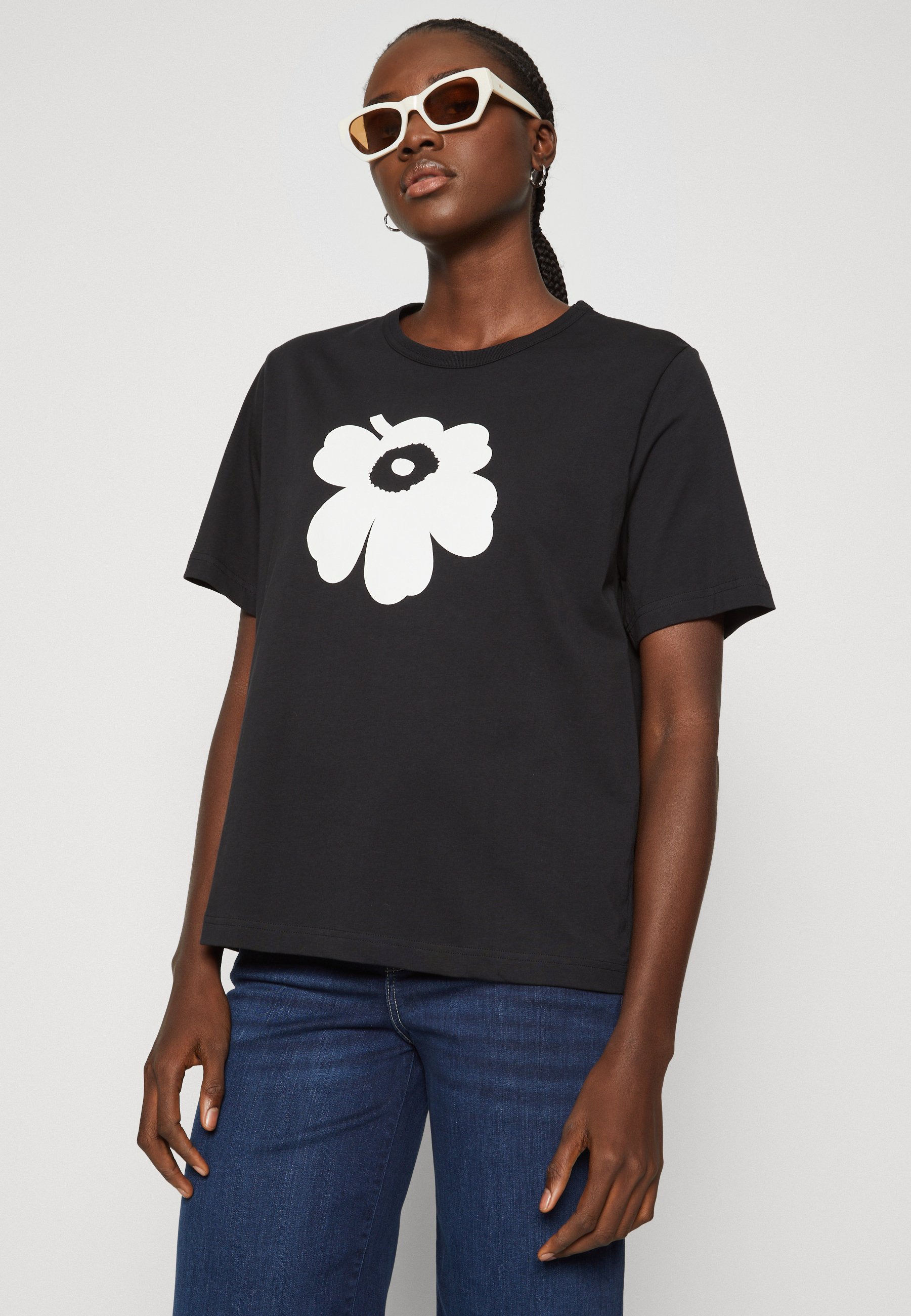 Marimekko ERNA UNIKKO PLACEMENT - Print T-shirt - black/off-white Marimekko ERNA UNIKKO PLACEMENT - Print T-shirt - black/off-white