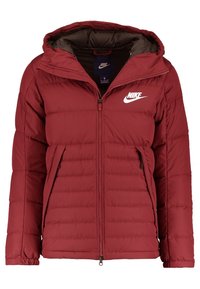 Röd puffjacka med huva, med kviltad textur, framdragkedja och sidofickor. Logotyp synlig på vänster bröst.