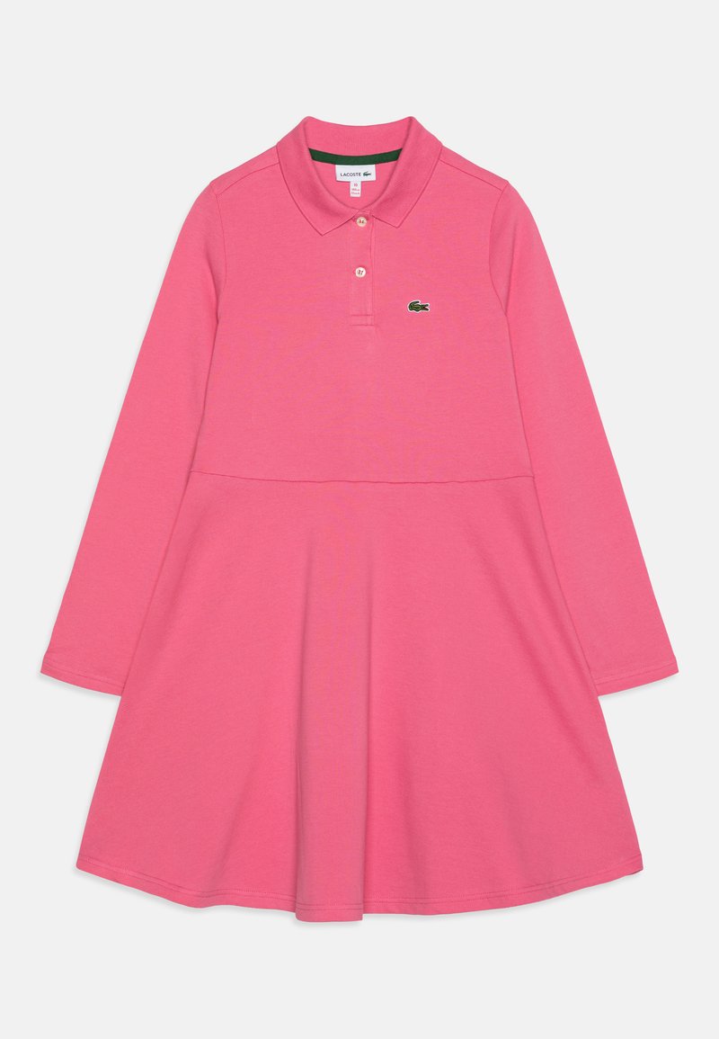 Robe polo longue à manches roses avec un col, un bustier ajusté, une jupe évasée et un petit logo de crocodile vert sur la poitrine gauche. Tissu hypoallergénique.