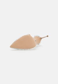 Zapato de tacón desnudo con punta afilada, acentos transparentes y superficie texturizada, con un diseño ondulado a lo largo de la suela.