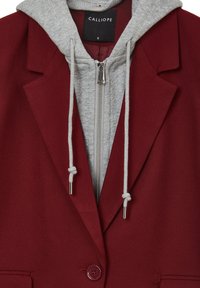 Burgunderfarbener Blazer mit grauem Hoodie-Futter, ausgestattet mit einem Reißverschluss und Kordelzügen, aus glattem Stoff mit einem einzelnen Knopfdetail.