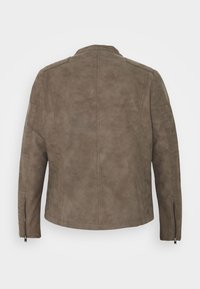ONLY Carmakoma CARAVANA BIKER - Dirbtinės odos striukė - walnut