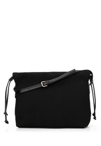 Černá textilní crossbody taška s hladkým koženým popruhem, stahovacími uzávěry a horizontálním žebrovaným vzorem na povrchu.