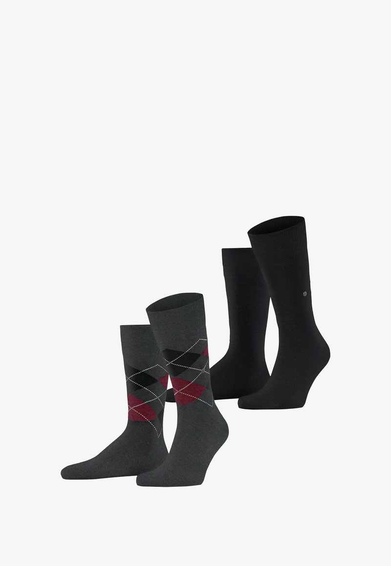 Zwei Paar Socken ausgestellt: Ein Paar ist dunkelgrau mit einem roten und schwarzen Argyle-Muster, das andere ist einfarbig schwarz.