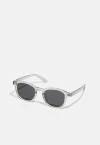 Einstellbare Sonnenbrille mit klarem Kunststoffrahmen, dunkelsilbernen Gläsern, runder Form und subtiler Markenkennzeichnung an den Bügeln. Die Gläser bieten UV-Schutz.