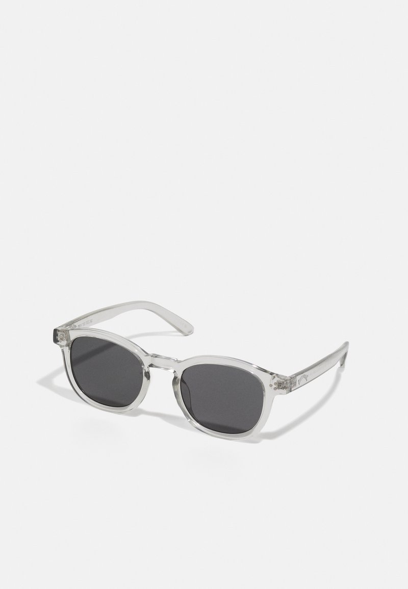 Einstellbare Sonnenbrille mit klarem Kunststoffrahmen, dunkelsilbernen Gläsern, runder Form und subtiler Markenkennzeichnung an den Bügeln. Die Gläser bieten UV-Schutz.