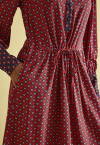 Tom Joule REGULAR FIT ASTER TIE WAIST MIDI - Freizeitkleid - red and navy