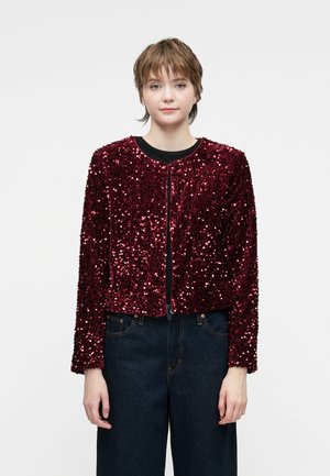 Burgundská flitrová bunda s cropped strihom, okrúhlym výstrihom a dlhými rukávmi; obsahuje predný zips a textúrovaný, reflexný povrch.