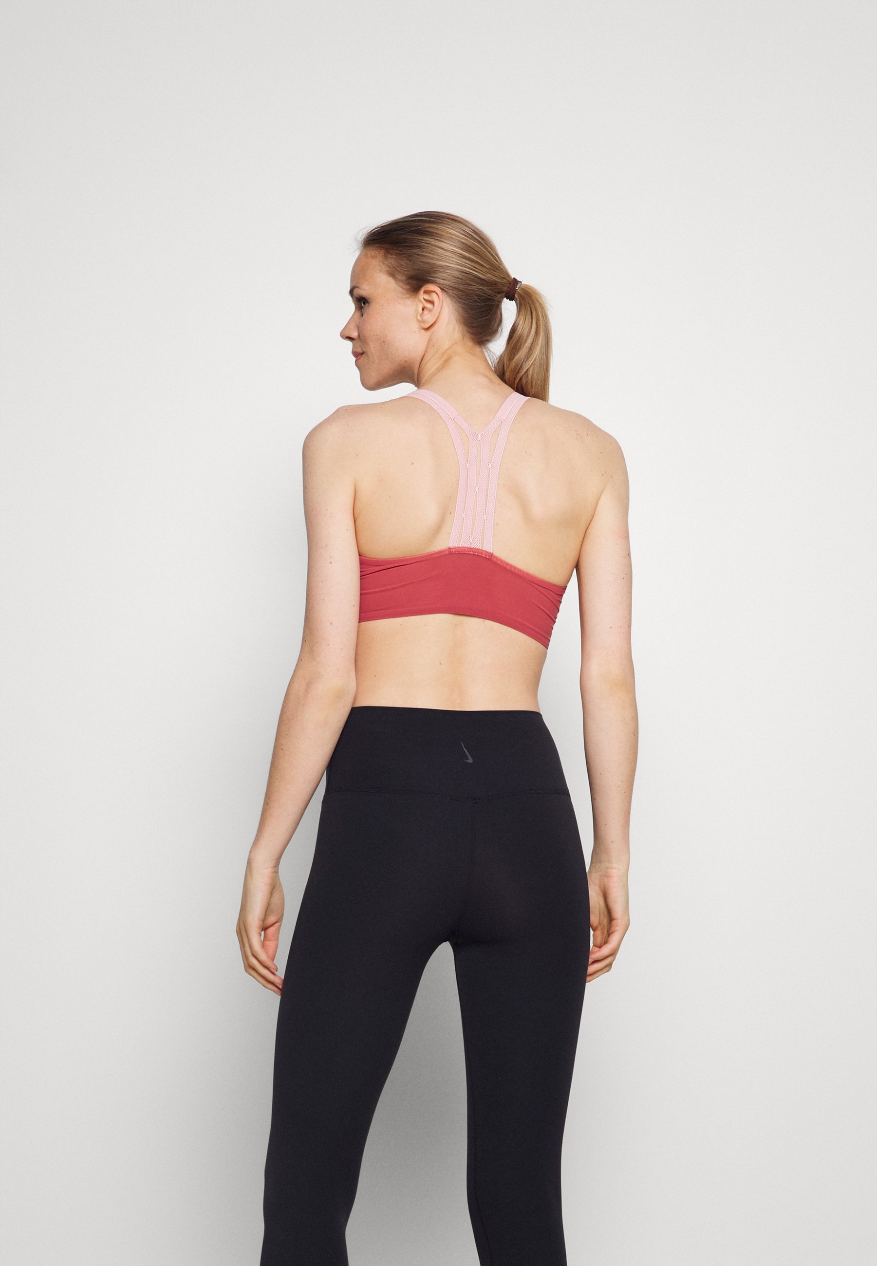 Nike Performance INDY BRA - Sport-bh met light support - canyon rust/off  noir/pink glaze/metallic-rood - Zalando.nl