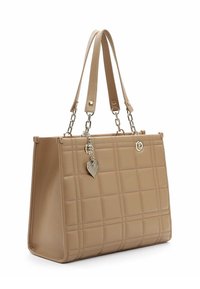 Beige gewatteerde handtas met dubbele korte handvatten en zilveren kettingaccenten. Heeft een hartvormige hanger en een gestructureerd oppervlak.