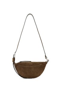 Borsa a tracolla in suede marrone con forma curva, sottile tracolla regolabile e dettaglio della zip in metallo. Tessuto liscio con accentuazioni minime.