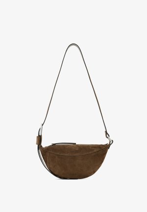 Braune Wildleder-Crossbody-Tasche mit geschwungener Form, dünnem verstellbarem Träger und Metall-Reißverschlussdetails. Glatte Textur mit minimalen Akzenten.
