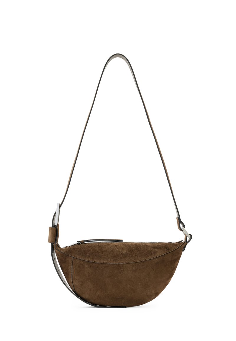 Borsa a tracolla in suede marrone con forma curva, sottile tracolla regolabile e dettaglio della zip in metallo. Tessuto liscio con accentuazioni minime.