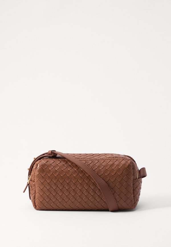 TROUSSE INTRECCIATA - Handbag - cognac