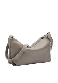 Borsa a spalla in pelle tan con forma angolare, chiusura a zip e una sola tracolla regolabile. Texture liscia e design minimalista.