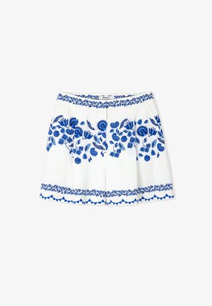 Weiße Leinenshorts mit blauer Blumenstickerei, ausgestattet mit einem gewellten Saum und einem gemusterten Bund. Vorderfalten sorgen für Struktur.