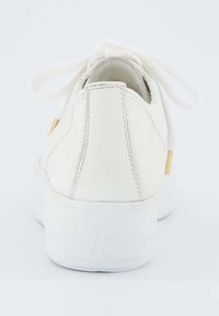 Sneaker bianco con tomaia in pelle liscia, forma arrotondata, lacci in cima e un accento giallo di lato. Suola piatta in gomma bianca.