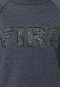 Felpa grigia scura con la scritta "FIRE" in grandi lettere goffe ricamate sul petto.