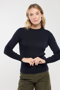 Marineblauwe geribde trui met lange mouwen en een ronde halslijn, voorzien van twee knopenaccenten op de schouder.