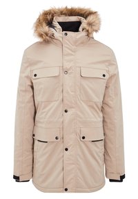 Parka imperméable beige avec capuche en fausse fourrure, deux poches poitrine et deux poches inférieures. Dispose d'une fermeture frontale à zip et boutons-pression avec des accents noirs.