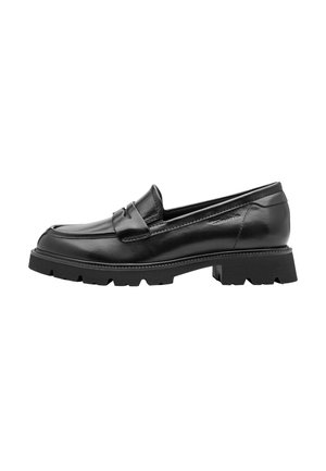 Sort læder slip-on mokasin med chunky groft ydersål og lav hæl, med mokasintå og remdetalje over vristen.