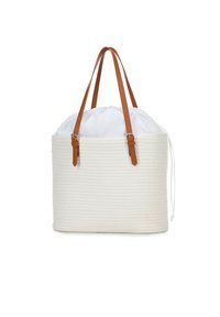 Witte getextureerde tote bag met beige lederen handvaten en een trekkoordsluiting; heeft een zachte, ruime binnenkant gevoerd met witte stof.
