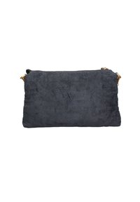 Clutch nera in suede con una texture morbida, caratterizzata da motivi geometrici in rilievo e hardware dorato. Chiusura con zip nella parte superiore.