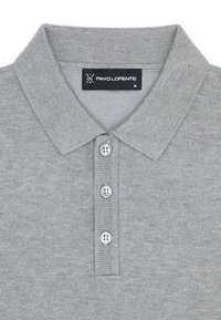 Szara koszulka polo z płaskim kołnierzykiem, pięcioma guzikami i teksturowanym materiałem. Metka głosi "PAKO LORENTE", rozmiar M. Prosty design i kolor.
