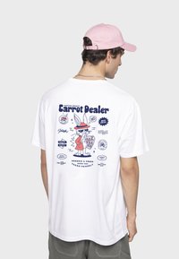 Kaotiko CARROT DEALER UNISEX - Majica kratkih rukava s printom - white