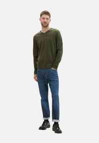 TOM TAILOR MIT V-AUSSCHNITT - Pulover - rosin green melange