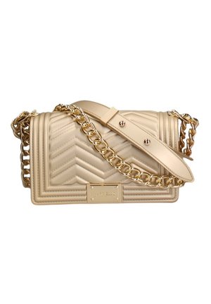 Beige doorgestikte leren handtas met gouden kettingriem en verstelbare leren schouderpad, rechthoekige vorm met chevron- stikselpatroon.