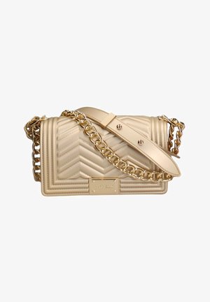 Sac à main en cuir matelassé beige avec bandoulière chaîne dorée et coussinet d'épaule en cuir ajustable, forme rectangulaire avec motif de couture chevron.