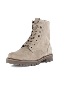 Stivale alla caviglia in camoscio beige con punta tonda, chiusura con lacci frontale e suola in gomma caratterizzata da un design del battistrada testurizzato, ideale per resistenza e trazione.