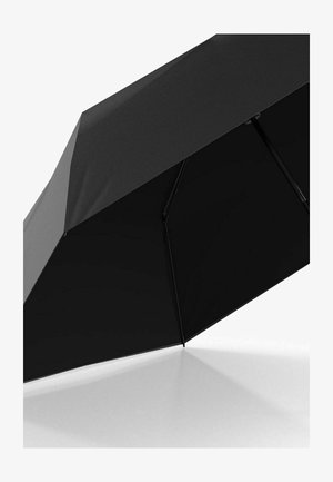Parapluie noir avec une toile à angle aigu, fabriqué en tissu résistant à l'eau. Caractérisé par une structure en métal noir robuste et des baleines de soutien.