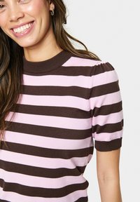 Haut en tricot rayé marron et rose avec un décolleté arrondi et des manches courtes bouffantes, mettant en valeur un tissu doux et texturé.