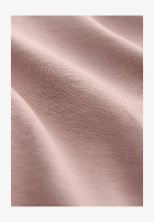 Világos rózsaszín textilanyag, sima, enyhén strukturált felülettel, finom vízszintes kötési mintákkal és diszkrét redőkkel.