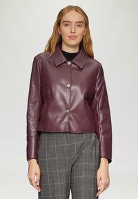 Burgunderfarbene Lederjacke mit einem kurzen Design, großem Kragen und metallischen Knöpfen. Verfügt über Seitentaschen und eine glatte Textur.
